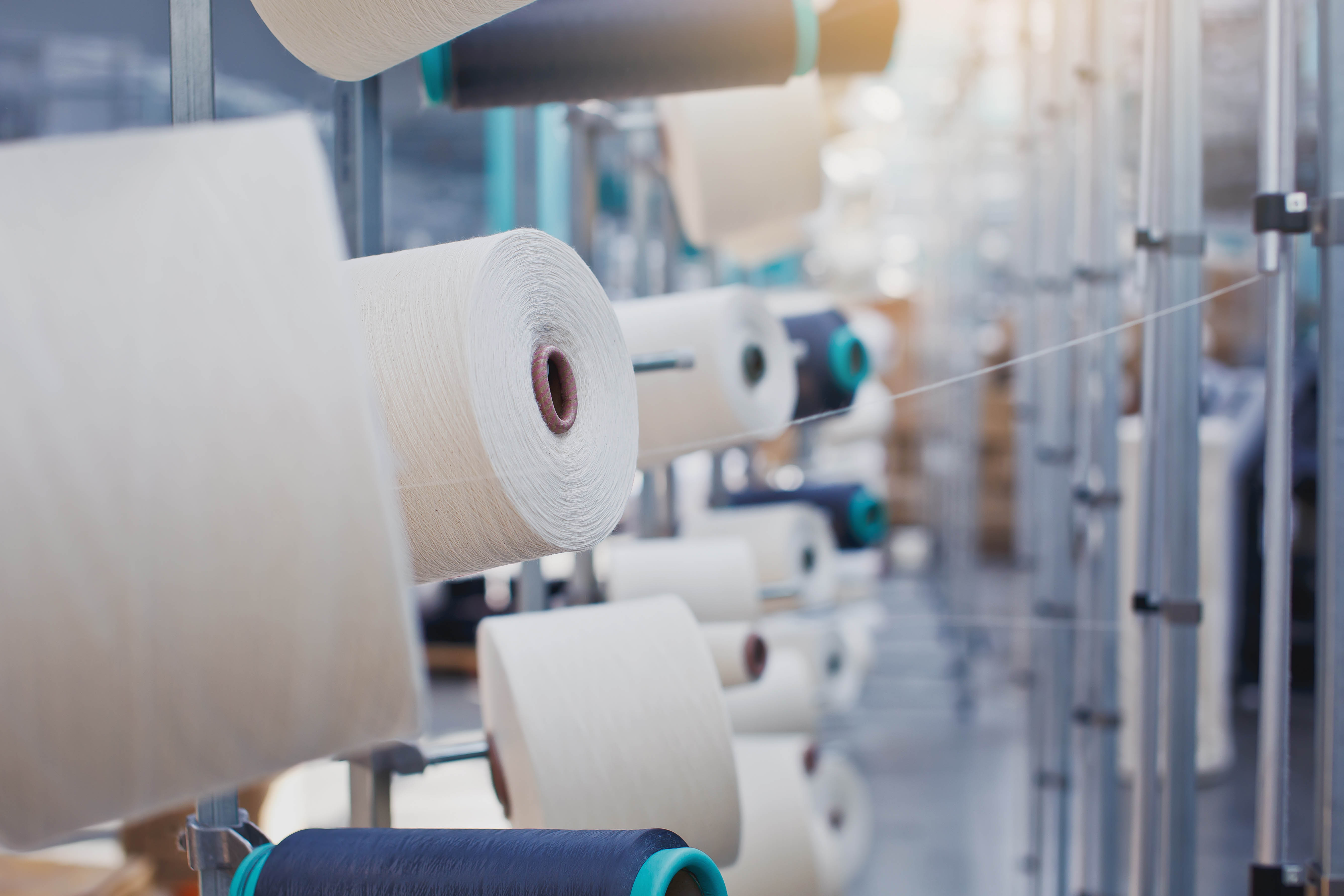 Fabrication textile.Tissu tricoté circulaire.Usine textile dans une chaîne de production de filature et une entreprise de production de machines et d'équipements rotatifs.Industrie du vêtement.Fabrication de tissus textiles.