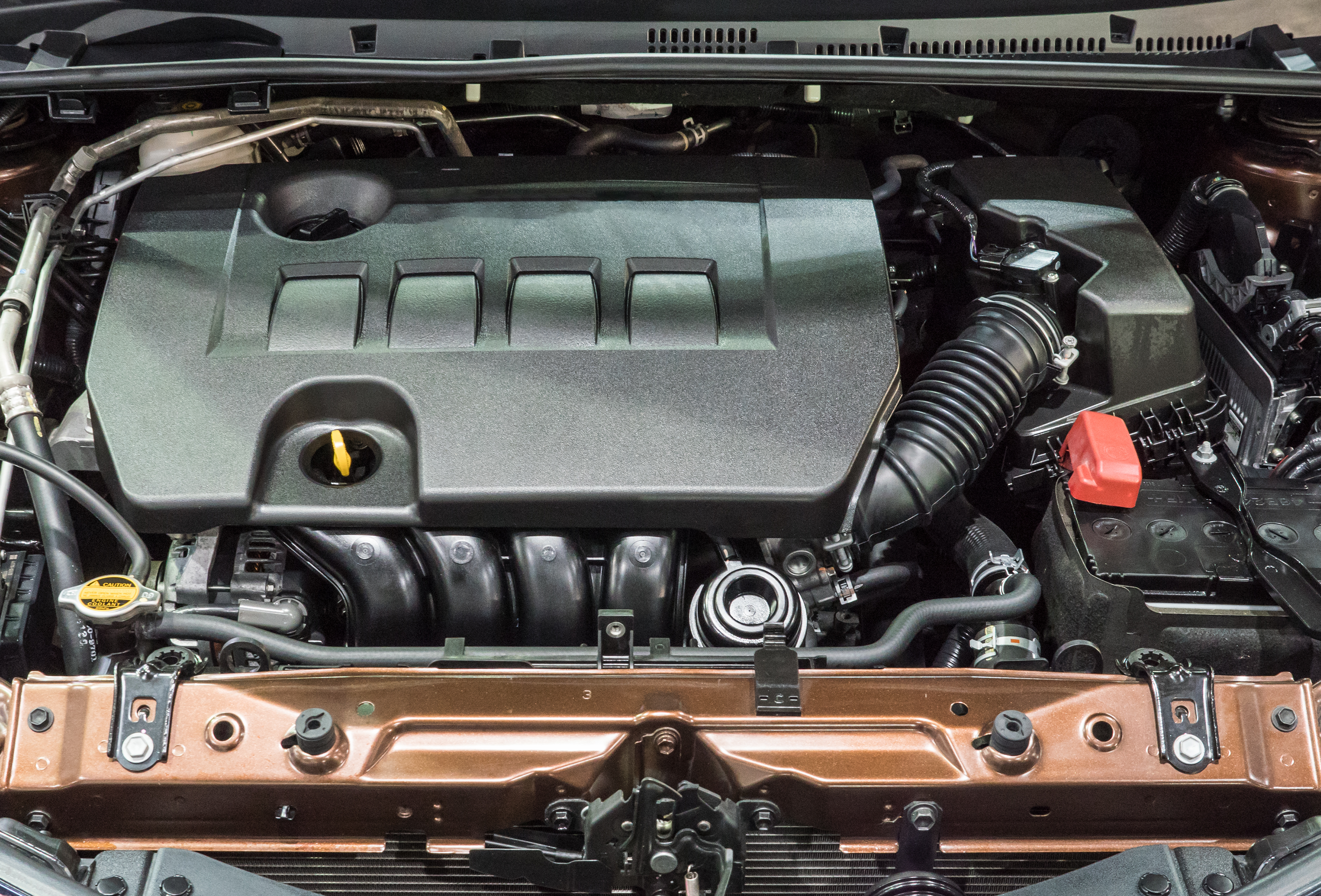 현대 세단 자동차의 새로운 가솔린 엔진의 세부 사항.